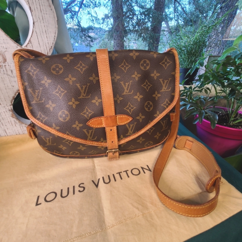 Louis Vuitton Saumur 30 Crossbody Shoulderbag GUC - Picture 1 of 15